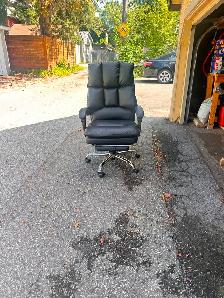 black adjustable office chair with hidden foot stool - Photo 4