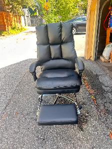 black adjustable office chair with hidden foot stool - Photo 7