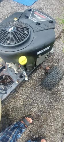 24 HORSEPOWER V TWIN BRIGGS AND STRATTON ENGINE - Photo 3