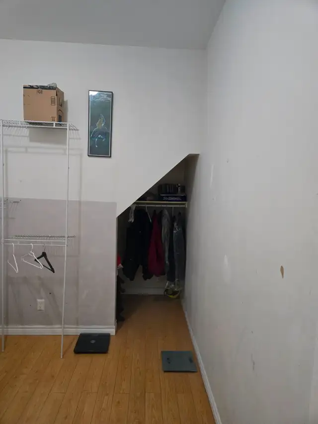 Room in 2BR at College & Spadina, 8 min walk to UofT, $906