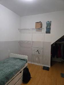 Room in 2BR at College & Spadina, 8 min walk to UofT, $906 - Photo 3