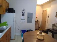 Room in 2BR at College & Spadina, 8 min walk to UofT, $906 - Photo 5