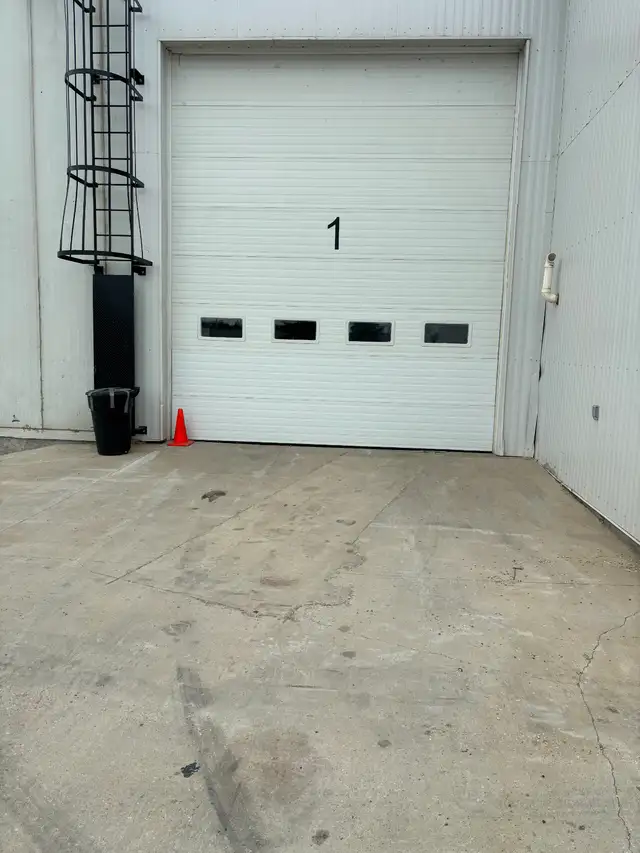 Industrial bay for rent