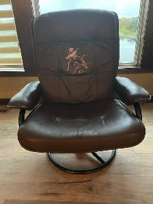 DUCKS UNLIMITED RECLINING LEATHER CHAIR AND OTTOMAN - Photo 4