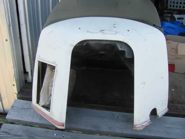 Un cab de Snowcruiser 68 je crois et un cab d'Évinrude  a vendre