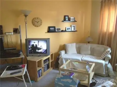 Bright Raised One-Bedroom Suite – Great Location