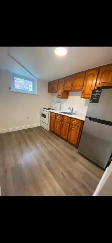 High Park Blvd-Roncesvalle Bright clean & quiet bachelor immedia - Photo 2