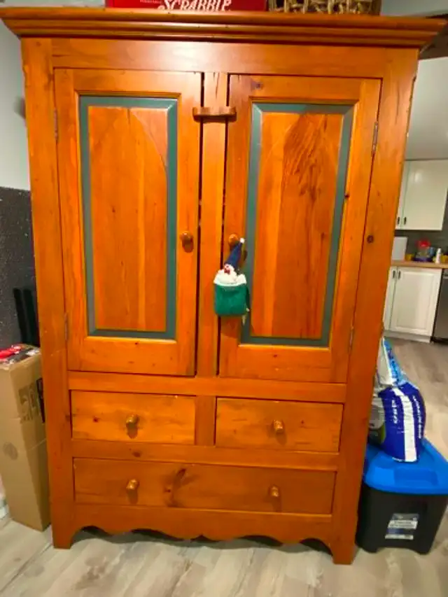 Solid pine dresser - Armoire en pin massif