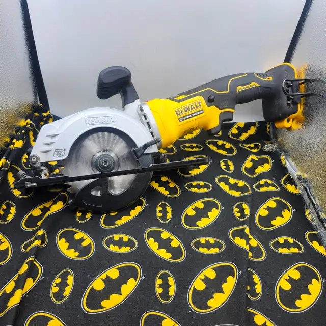 4-1/2 inch  DeWalt DCS571 Compact Circular Saw (#19728)