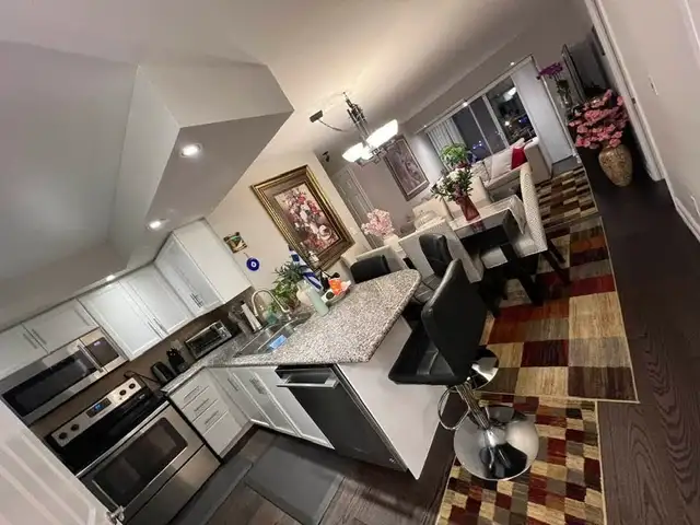 Furnished Master Bedroom, en-suite Bathroom, Downtown King/John