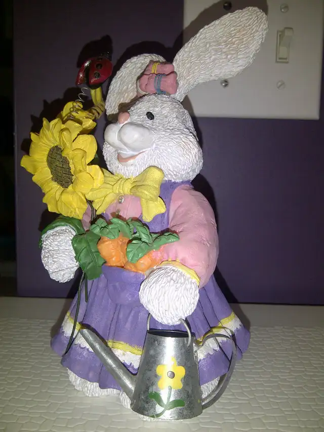 FIGURINE NEUVE EN PORCELAINE 9'HAUT, MAMAN LAPINE FLEURS: $15.00