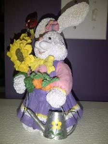 FIGURINE NEUVE EN PORCELAINE 9'HAUT, MAMAN LAPINE FLEURS: $15.00
