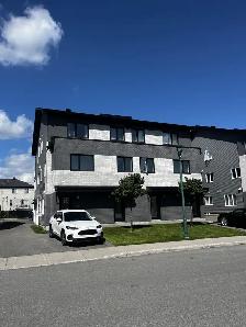 LOGEMENT 4 ½  GARAGE, GRAND BALCON, STATIONNEMENT, CABANON!
