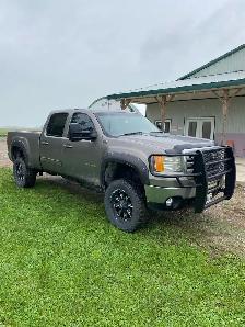 2012 GMC Duramax 2500 (needs head gasket) - Photo 2