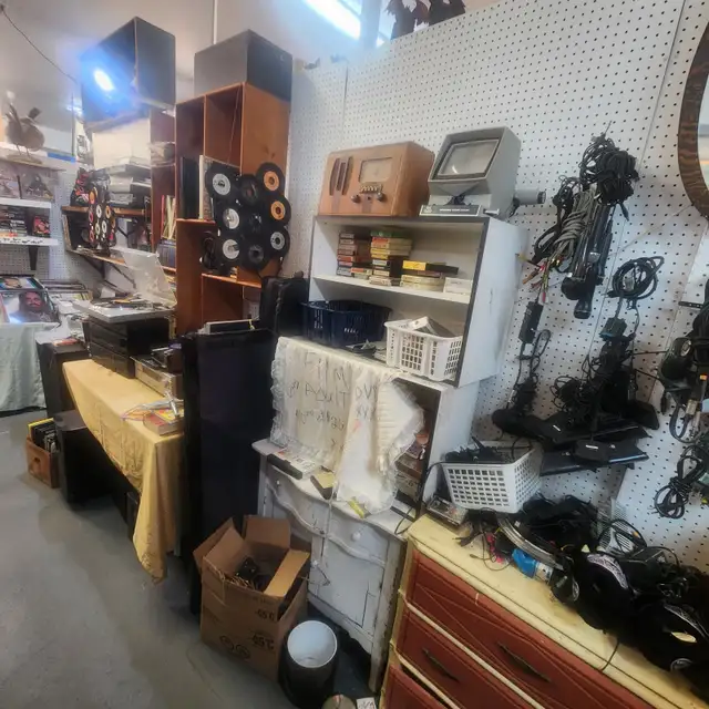 Vente de garage interieurbijoux.vaisselle.vinyl.livre.jeux conso