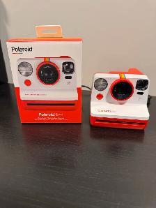 Polaroid instant camera and carrying case - Photo 2