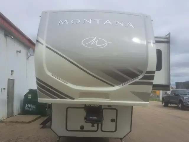2022 Montana 3121RL