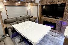 2019 DRV Mobile Suites 36RSSB3 – Pre-Owned Luxury 5th Wheel. - Photo 18