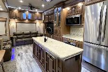 2019 DRV Mobile Suites 36RSSB3 – Pre-Owned Luxury 5th Wheel. - Photo 20