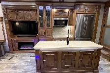 2019 DRV Mobile Suites 36RSSB3 – Pre-Owned Luxury 5th Wheel. - Photo 21