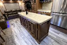 2019 DRV Mobile Suites 36RSSB3 – Pre-Owned Luxury 5th Wheel. - Photo 22