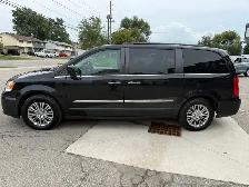 2016 Chrysler Town & Country - Photo 4