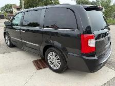 2016 Chrysler Town & Country - Photo 5