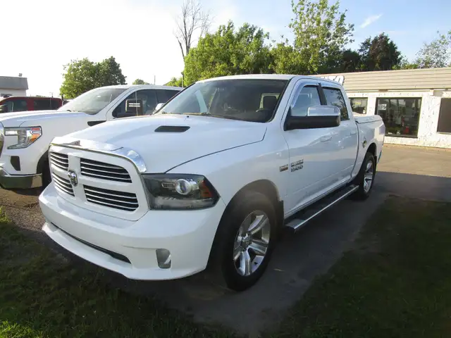 Ram 1500 4WD Crew Cab 140.5' Sport Sport cuir toit ouvrant un pr
