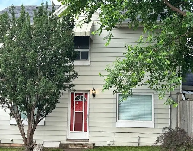 2 Bedroom   Den Near Hospital & McMaster -Entire House