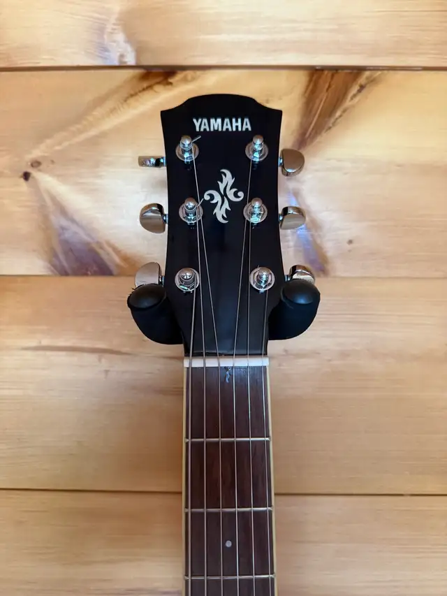 Guitard acoustique électrique Yamaha modèle APX 600