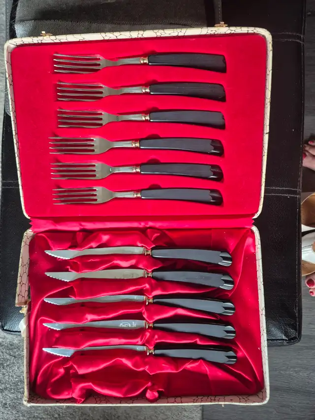 Glo-hill knives and forks set .