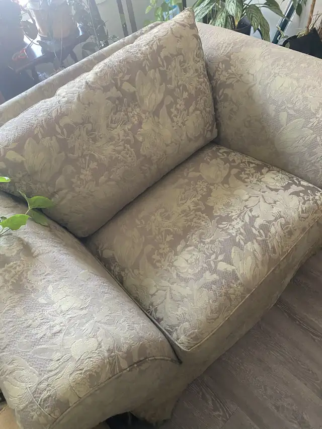 LARGE COMFORTABLE CHAIR