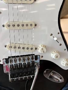 Vintage Japan-Made Fender Stratocaster Electric Guitar - Photo 3