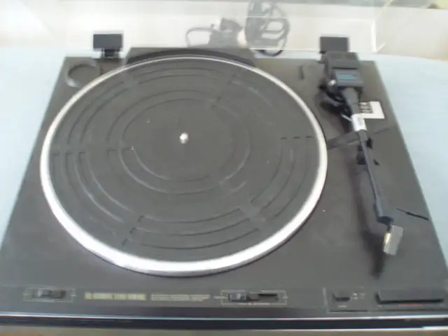 PIONEER TURNTABLE  ( HIGH QUALITY )  EXCELLENT CONDITION