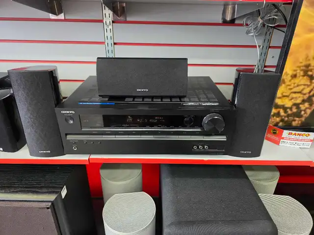 amplificateur Onkyo fourni avec 3 haut parleur