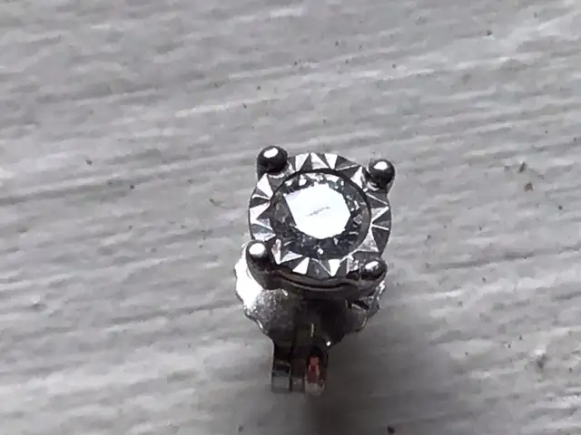 Diamants sur or blanc pour homme.