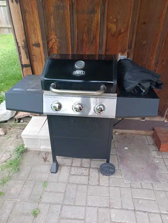 new BBQ for sale used twice with full propane tank