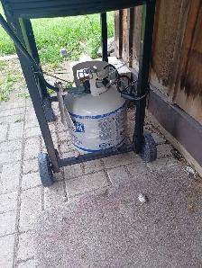 new BBQ for sale used twice with full propane tank - Photo 2