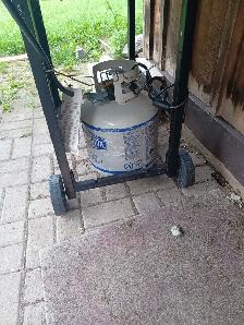 new BBQ for sale used twice with full propane tank - Photo 3