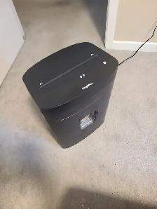 Staples Paper Shredder - Photo 2