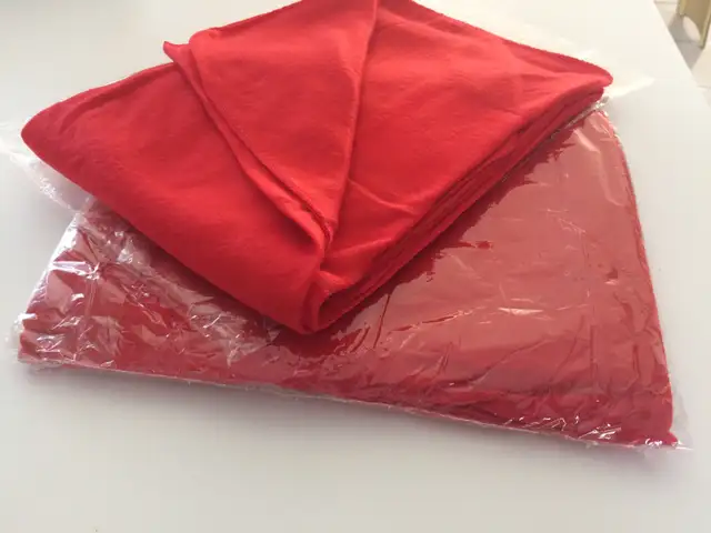 2 COUVERTES NEUVES ROUGES TRÈS DOUCES 4'x5'PIEDS: $10.00 CHACUNE