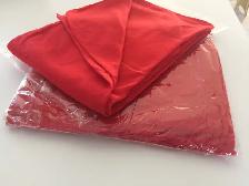 2 COUVERTES NEUVES ROUGES TRÈS DOUCES 4'x5'PIEDS: $10.00 CHACUNE