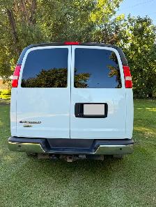 2018 Chevrolet Express 15 Passenger Van - Photo 4