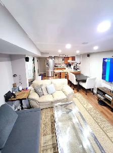 $1,800 - ONE   BEDROOM   BASEMENT   APARTMENT   BATHURST / STEEL - Photo 6