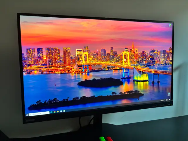 2 screen/écran LENOVO P27h-10, 27 in/po   2 HD video cables