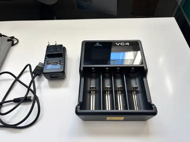 XTAR VC4  chargeur de batteries avec accessoires