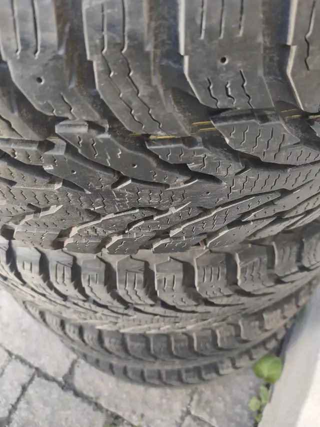 225-60R18x4 pneus hiver Nokian Nordman . Comme neufs