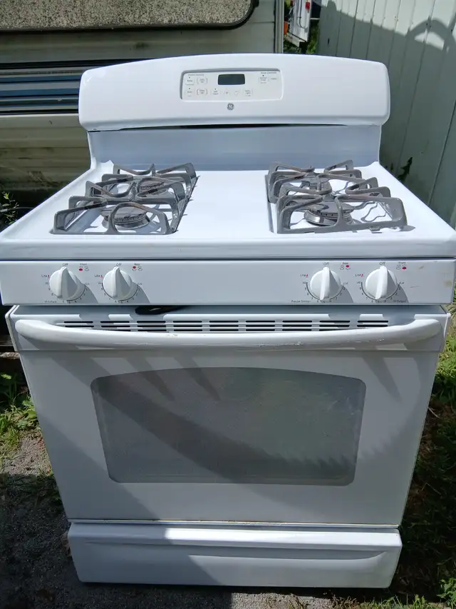 GAS STOVE LOKE NEW CONDITION $220 365-833-7870