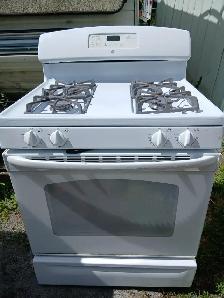 GAS STOVE LOKE NEW CONDITION $220 365-833-7870