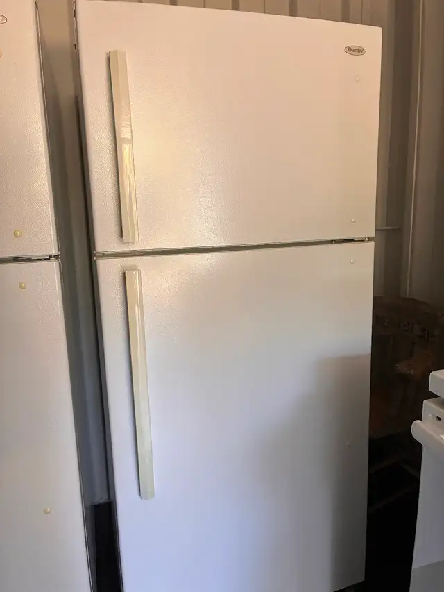 À vendre. Réfrigérateurs Danby et cuisinière GE flambants neufs